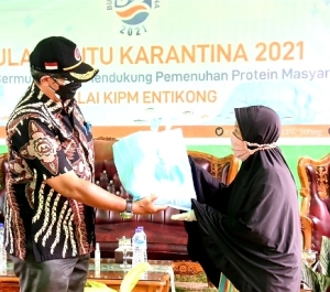 Masyarakat Sintang Terima Bantuan 500 Paket Ikan Beku dari KKP RI