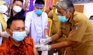 Jeffray Edward Ngaku Senang Disuntik Vaksin Bupati Jarot