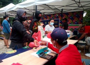 Warga Serbu Pasar Pangan Murah DKPP Sintang