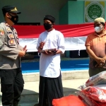 Kapolsek Siantan Salurkan Sembako dan Perlengkapan Salat untuk Santri
