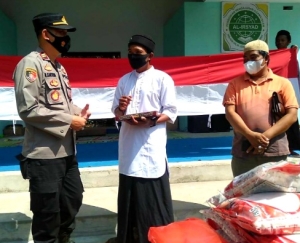 Kapolsek Siantan Salurkan Sembako dan Perlengkapan Salat untuk Santri