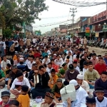 Ribuan Jemaah Salat Id Tumpah Ruah Hingga ke Jalan Raya