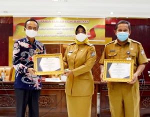 Satu Hari, Bupati Erlina Terima Dua Penghargaan