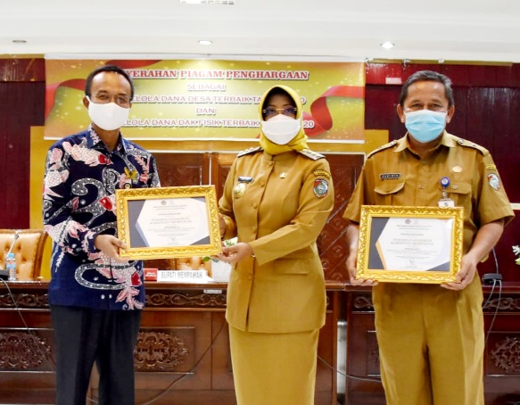 Satu Hari, Bupati Erlina Terima Dua Penghargaan