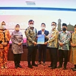 Bupati Erlina Wakili 87 Kepala Daerah Terima Penghargaan