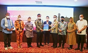 Bupati Erlina Wakili 87 Kepala Daerah Terima Penghargaan