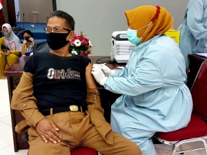 Sasaran Vaksinasi Nakes, Pelayan Publik dan Lansia Baru Capai 40,2 Persen