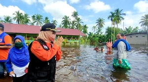 Bupati Erlina Rela Basah Temui Warganya yang Terdampak Banjir