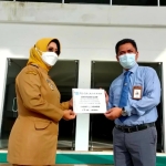 Bupati Erlina Terima Bantuan CSR Bank Kalbar untuk Korban Banjir Segedong