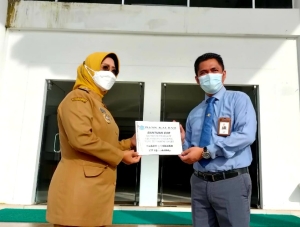 Bupati Erlina Terima Bantuan CSR Bank Kalbar untuk Korban Banjir Segedong