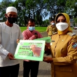 Bupati Erlina Salurkan 12 Ekor Sapi Hewan Kurban