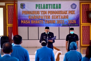 Jarot Ajak TP-PKK Bantu Pemerintah dalam Membangun Sintang