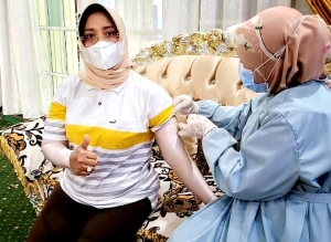 Ajak ASN dan Rakyatnya Ikut “Vaksinasi Covid-19” di Halaman Kantor Bupati Mempawah