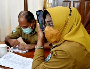 Bupati Erlina Sapa dan Semangati Pasien Covid-19 Lewat Panggilan Video