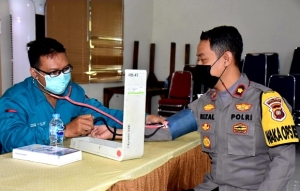 Polres Gelar Donor Darah dan Ingatkan Masyarakat Sintang untuk Disiplin Prokes 5M