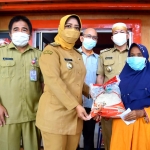 Bupati Erlina Salurkan Bantuan Beras PPKM ke 16.050 KPM