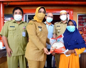 Bupati Erlina Salurkan Bantuan Beras PPKM ke 16.050 KPM