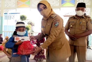 Bupati Erlina Santuni 200 Anak “Yatim Piatu”