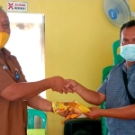 Pasien Covid-19 di Desa Sekabuk dan Bunbun Terima Bantuan Paket Sembako