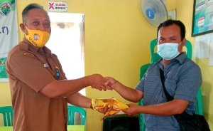 Pasien Covid-19 di Desa Sekabuk dan Bunbun Terima Bantuan Paket Sembako