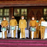 Bupati Erlina Terima Ambulans dan Konsentrator Oksigen