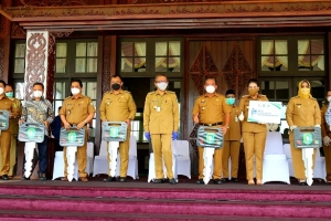 Bupati Erlina Terima Ambulans dan Konsentrator Oksigen