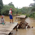 Jembatan Kayu di Desa Ansiap Roboh