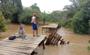 Jembatan Kayu di Desa Ansiap Roboh
