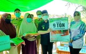 Wagub Salurkan 10 Ton Beras dan Paket Sembako