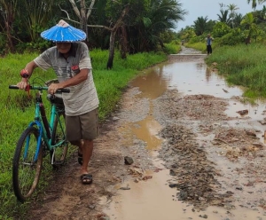 Puluhan Tahun Ruas Jalan Poros di Desa Peniti Besar Tak Dibangun
