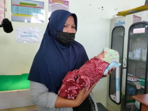 Heboh, Warga SBBD Temukan Sosok Bayi Perempuan dalam Kardus Sampah
