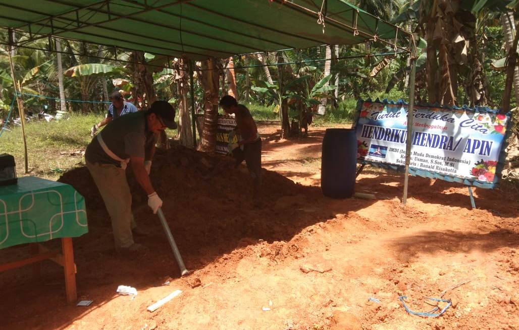 Curiga Kematian Saudaranya Tak Wajar, Makam Apin Dibongkar untuk Otopsi