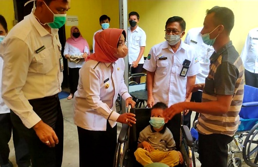 Bupati Serahkan Ratusan Alat Bantu untuk Penyandang Disabilitas