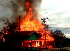 Dua Ruko Hangus Terbakar