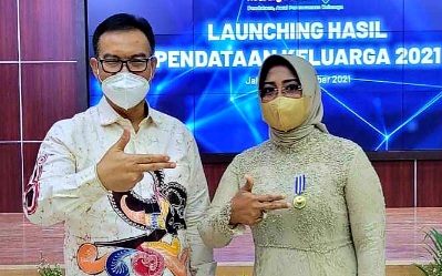 Bupati Erlina Terima Penghargaan Manggala Karya Kencana