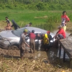 Mobil Peziarah Nyebur ke Sungai