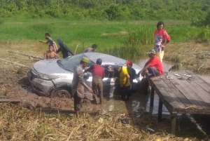Mobil Peziarah Nyebur ke Sungai
