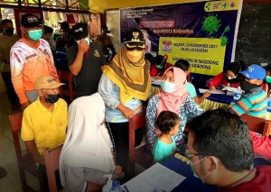 Bupati Erlina Apresiasi Pemerintah Segedong dan PGRI Gelar Kegiatan Gebyar Vaksinasi