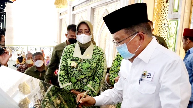 Jusuf Kalla Resmikan Masjid Agung Al-Falah