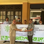 Salurkan Ribuan Paket Sembako untuk Korban Banjir Sintang