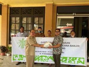 Salurkan Ribuan Paket Sembako untuk Korban Banjir Sintang