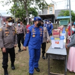 Tinjau Banjir Sintang, Kapolda Instruksikan Jajajaranya untuk Tetap Monitoring Banjir dan Pasca Banjir