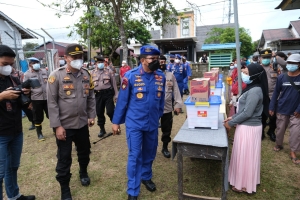Tinjau Banjir Sintang, Kapolda Instruksikan Jajajaranya untuk Tetap Monitoring Banjir dan Pasca Banjir
