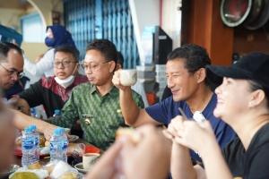 Menteri Sandi Cicipi Kopi Susu Asiang