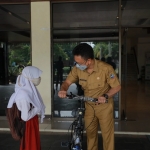 Miranda dan Albert Terima Hadiah Sepeda dari Wali Kota