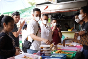 Wako Edi dan Hobby Makan Borong Takjil dan Traktir Warga Berbuka Puasa