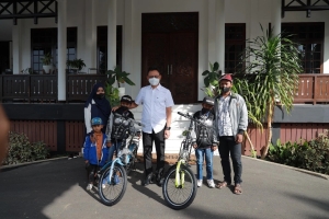 Si Kembar Terima Sepeda dari Wali Kota