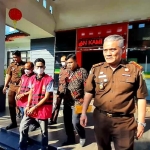Kejaksaan Tahan S dan L Tersangka Dugaan Korupsi Jalan Baning- Sungai Ana