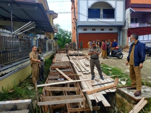 Perkim dan PU Sintang Pastikan Bongkar Bangunan Milik Mr KIM yang Berdiri di Atas Bantaran Sungai