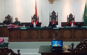 Diduga Penampung Kayu Ilegal, Terdakwa Akiong Melawi Disidangkan